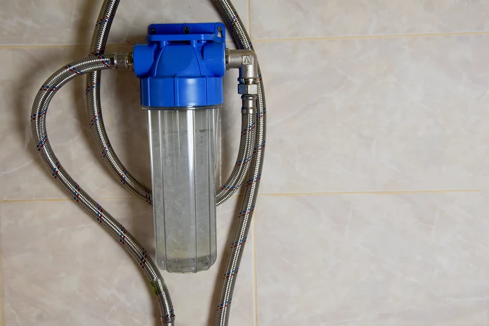 Intérieur domestique, main tenant outil de plomberie pour maintenance système de filtration d'eau