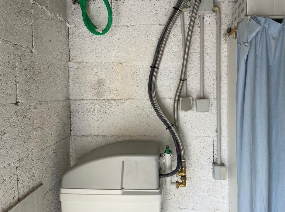 Intérieur résidentiel avec installation de plomberie sanitaire
