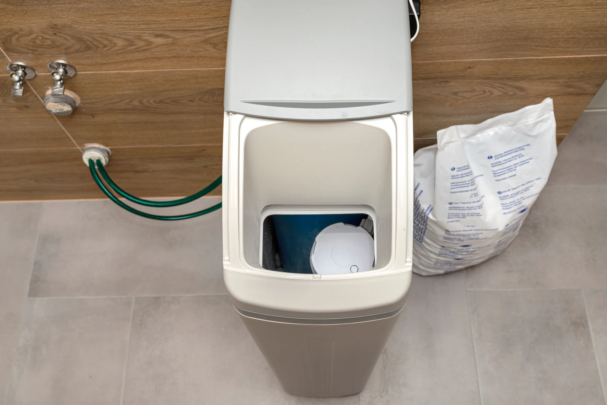 Main courante tenant un système de filtration d'eau domestique avec compteur volumétrique et cartouche filtrante