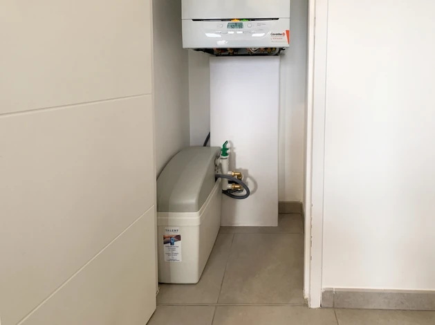 Intérieur domestique, main tenant outil de plomberie pour maintenance système de filtration d'eau